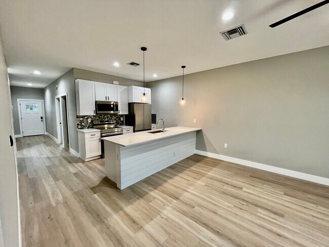 Foto del edificio - 10412 Pendleton Ave