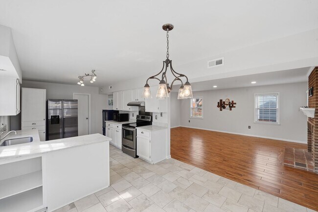 Foto del edificio - COMING SOON! Beautifully Maintained 3BR Home Near SouthPark – Garage, Fireplace & Low-Maintenance...