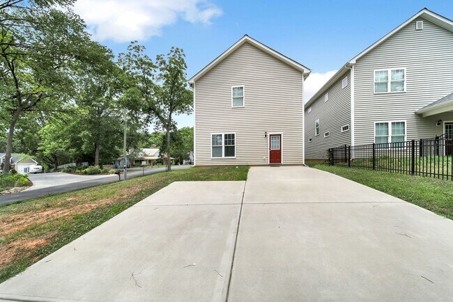 Foto del edificio - Two Story Cottage In Historic Waxhaw