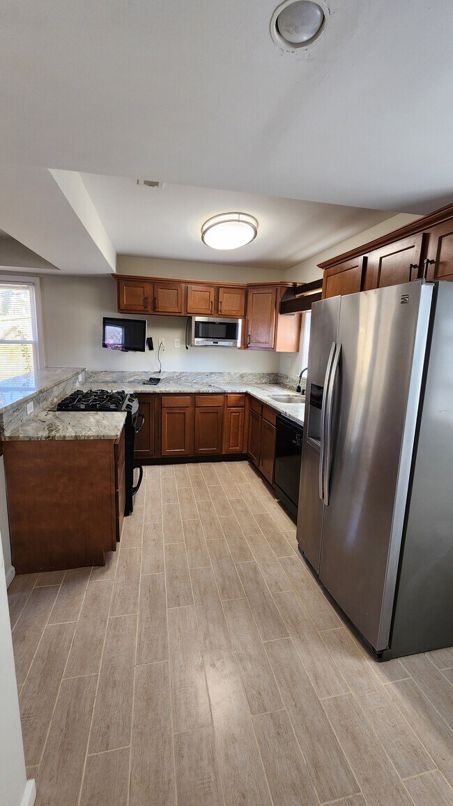Granite countertops & Stainless Steel Appliances - 6315 Liberia St