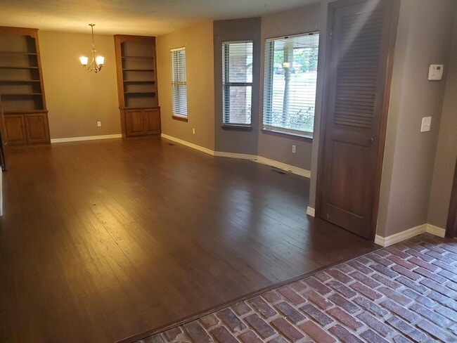 Building Photo - 912 E 10th St