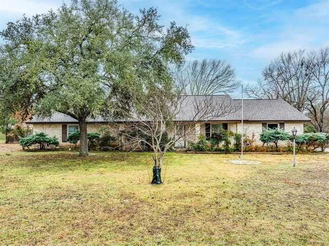 Building Photo - 317 Cedar Dr