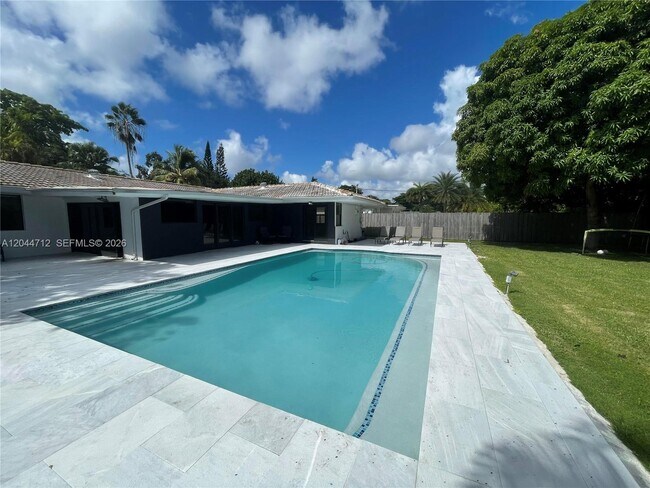 Foto del edificio - 2115 Alamanda Dr