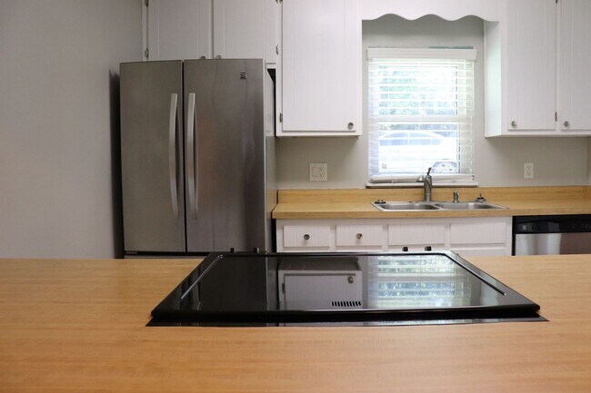 Building Photo - Gorgeous Townhouse in a beautiful peaceful...