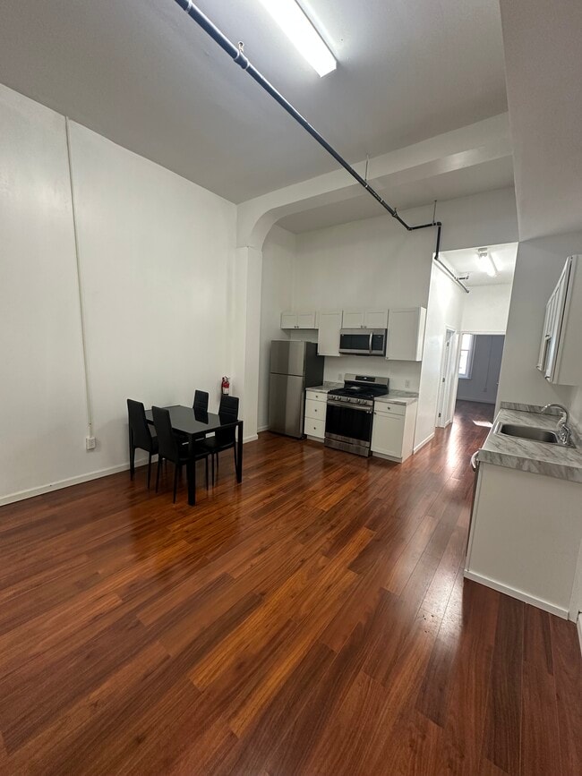 Building Photo - 19 S George St