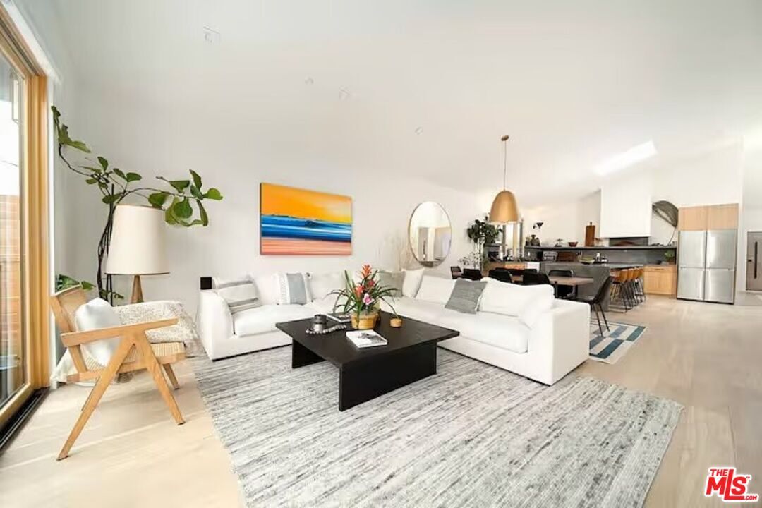 Foto principal - 5136 S Victoria Ave