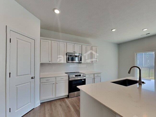 Building Photo - 305 Pne Hl Ct