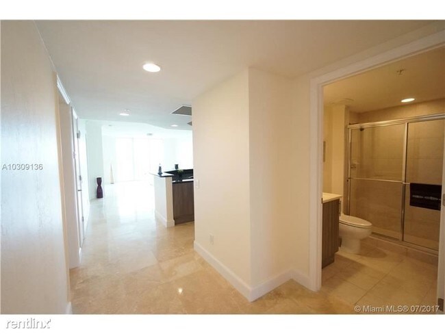 Foto del edificio - 14951 Royal Oaks Ln