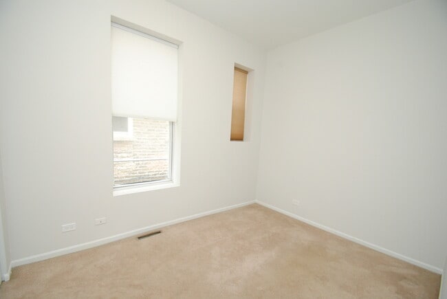 Building Photo - 711 N Hoyne Ave