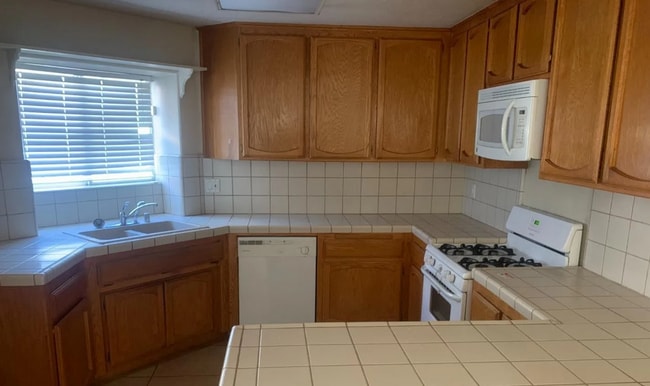 Building Photo - 10612 Sunset Canyon Dr