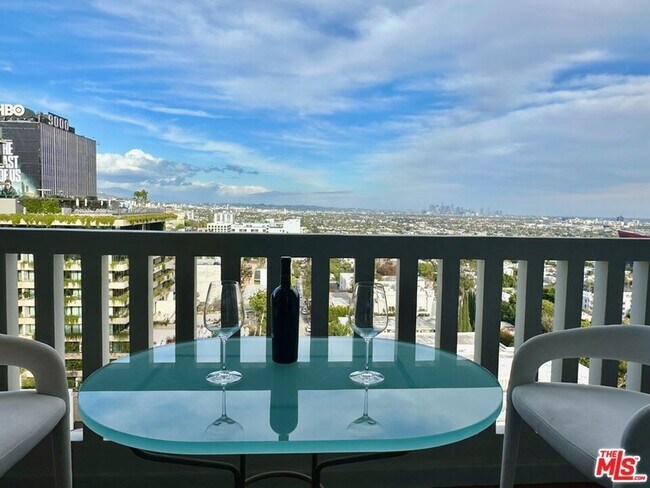 Foto del edificio - 999 N Doheny Dr