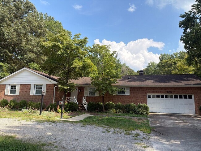 Building Photo - 655 S Peace Haven Rd