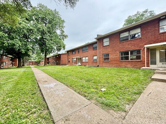 Building Photo - *VOUCHERS ACCEPTED* Spacious & Updated 2 Bedroom with Central A/C, Natural Light & Off-Street Par...
