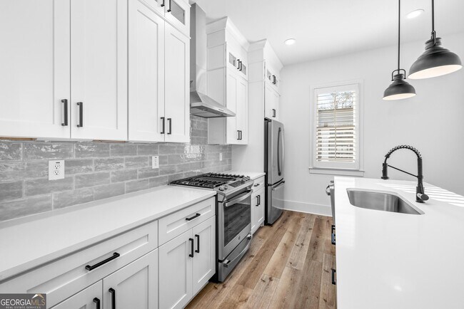 Building Photo - 325 Clarendon Ct