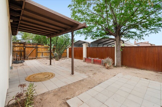 Foto del edificio - Incredible home with lovely patio perfect for you! Check it out today!