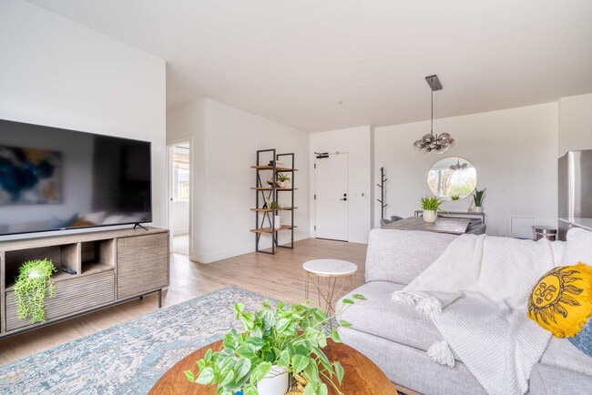 Building Photo - 4980 N Vancouver Ave