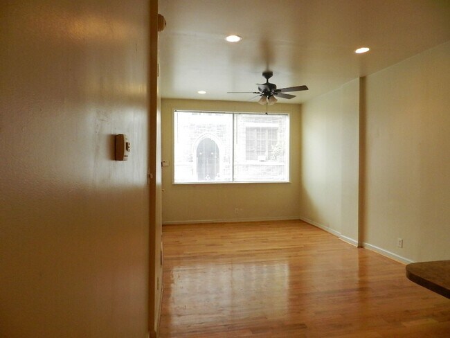 Foto del edificio - Beautiful 1 BR w/ in unit WASHER / DRYER a...