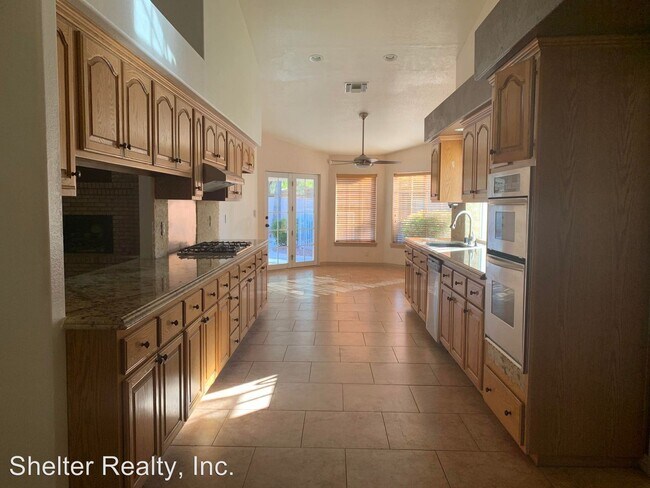 Foto del edificio - 5 br, 3.5 bath House - 8073 MacKenzie Court