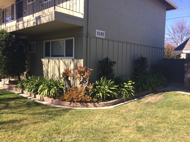 Building Photo - Corner lot!!