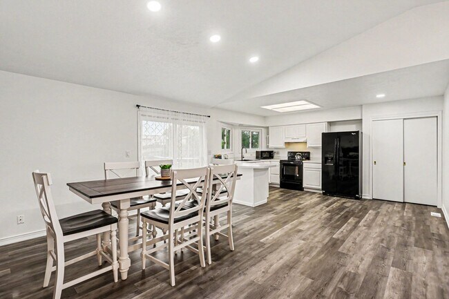 Foto del edificio - Corner Lot Home | Finished Basement | Large Backyard |