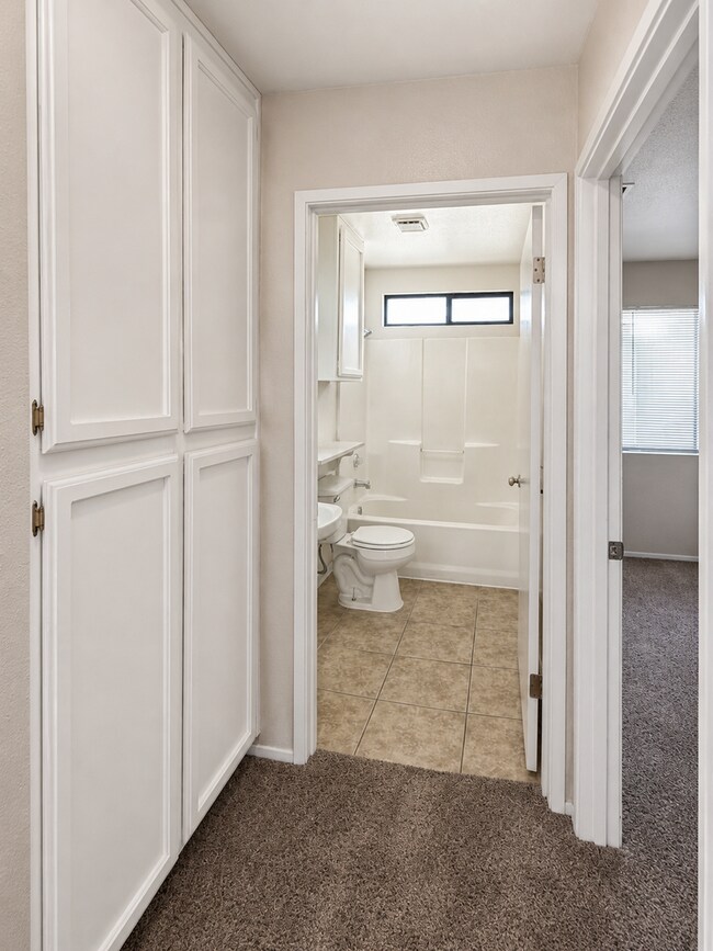 Foto del edificio - 8702 Lyn River Ct