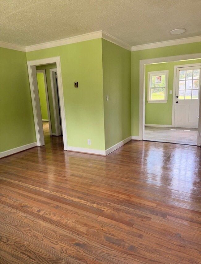 Building Photo - 1400 Roslyn Dr