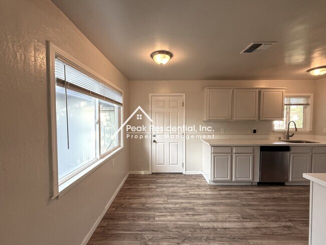 Foto del edificio - Updated 3bd/2ba Concord Home with 2 Car Ga...