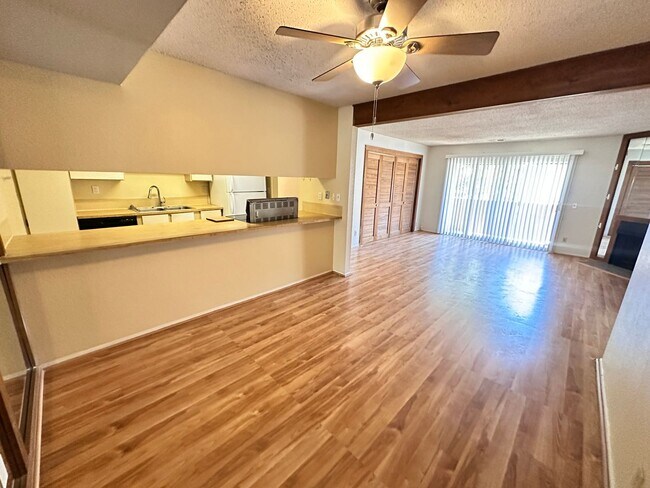 Foto del edificio - Move in Special! Stunning 3 bed 2 bath updated condo on 3rd floor