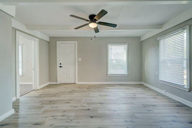 Foto del edificio - Modern Charm: Stylishly Renovated 2-Bedroo...