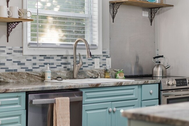 Foto del edificio - SNOWBIRD RENTAL- 4 blocks 2 Sea & Fire Pit