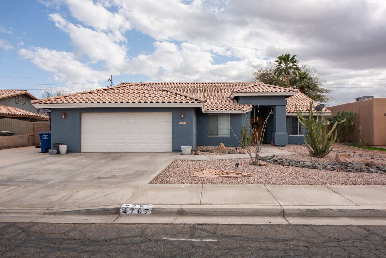 Primary Photo - Spacious 3-Bedroom Oasis with Pool in Yuma...