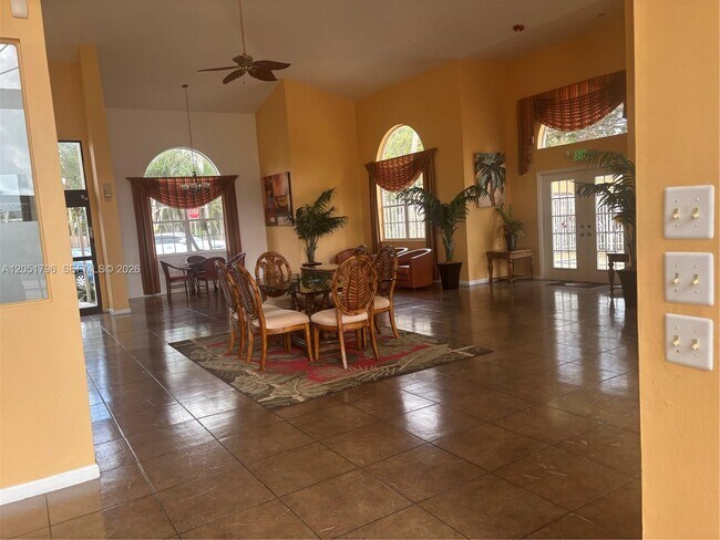 Foto del edificio - 323 Palm Cir E