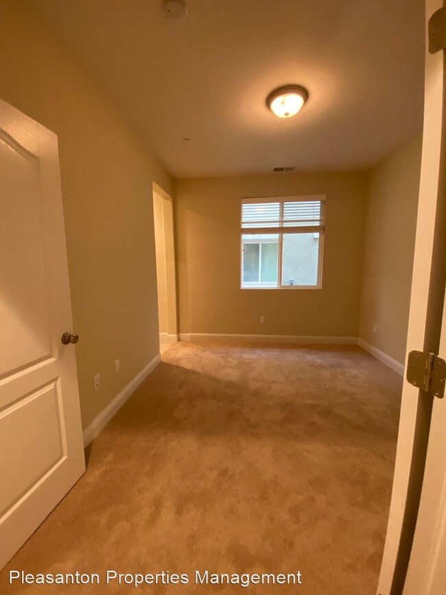 Building Photo - 4 br, 3.5 bath House - 435 Ryan Ter.