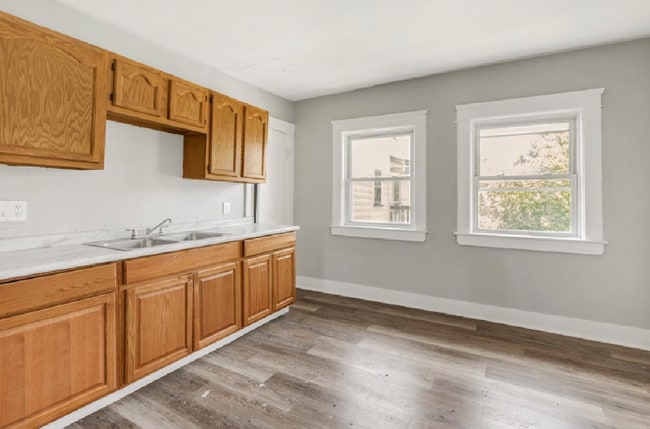 Building Photo - 9607 Sophia Ave
