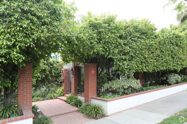 Foto del edificio - Camden Drive