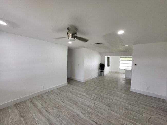 Foto del edificio - 220 NW 25th Ct