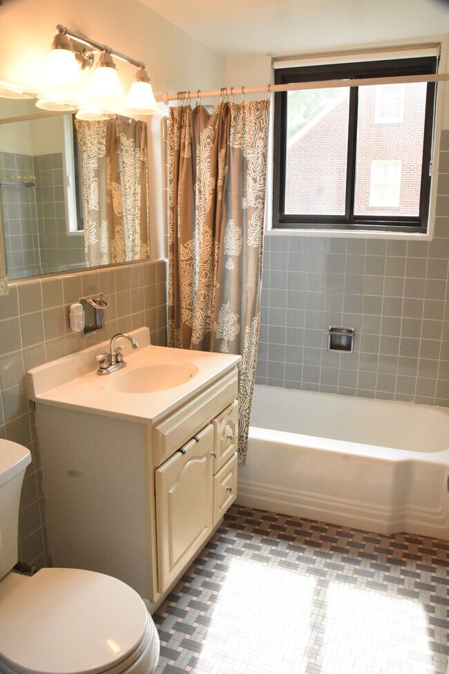 Segundo baño - 4740 Connecticut Ave NW