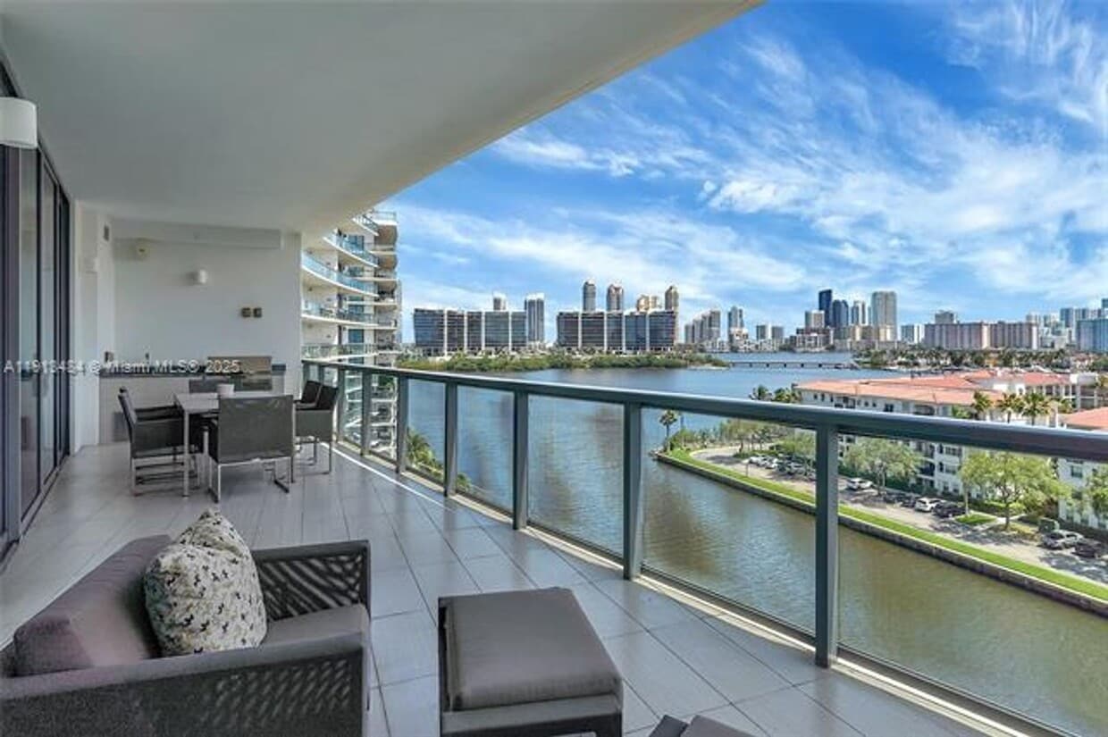 Foto principal - 3250 NE 188th St