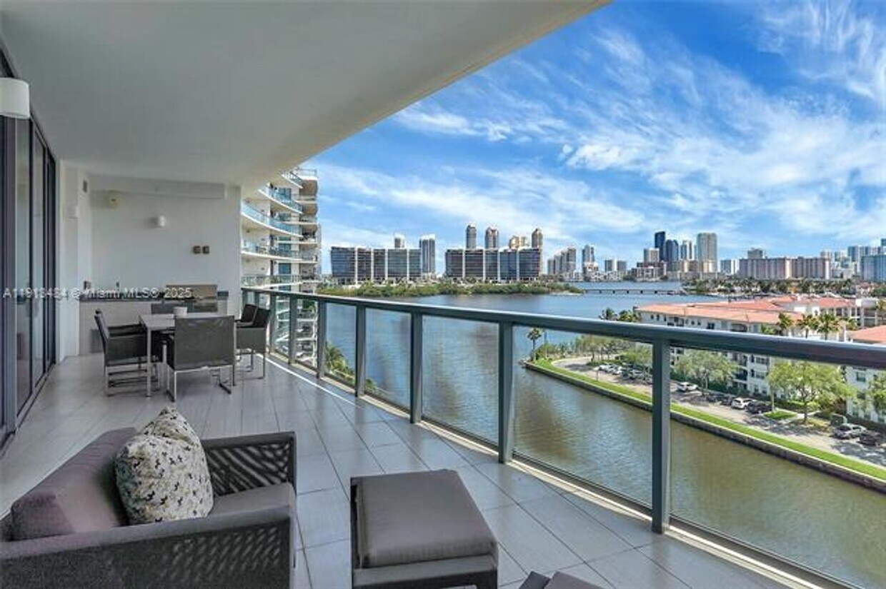 Photo - 3250 NE 188th St unit 703 (A11913484)