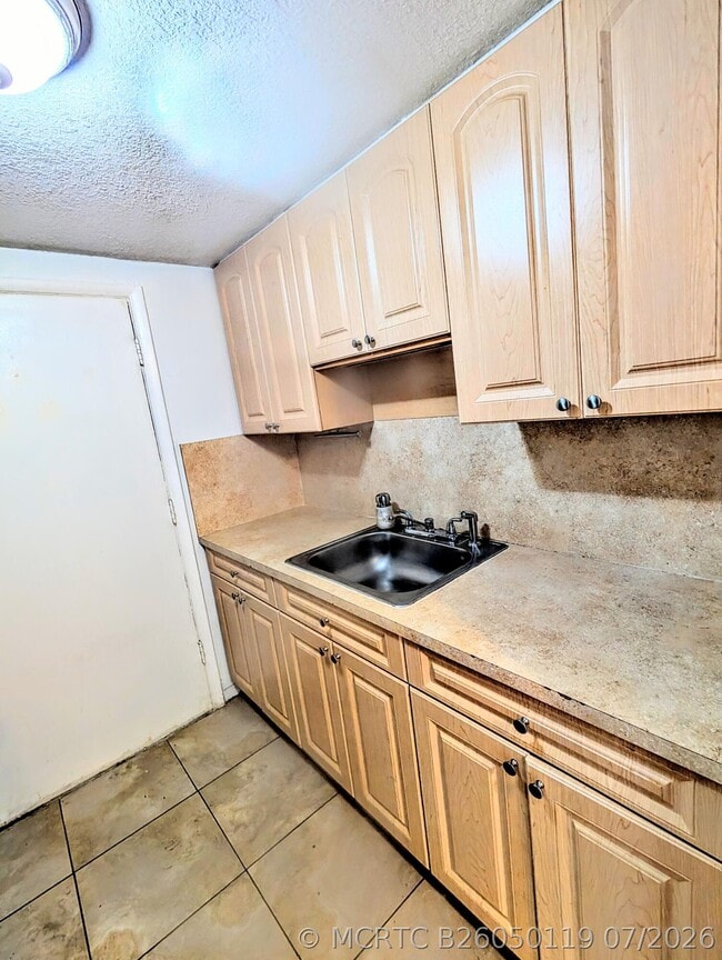 Building Photo - 680 Miller Dr