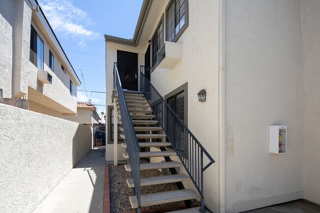 Foto del edificio - 2BR w/ Fireplace and 2 Parking Spaces in N...