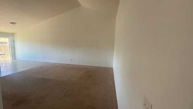 Foto del edificio - Madras Home in Strawberry Heights For Rent
