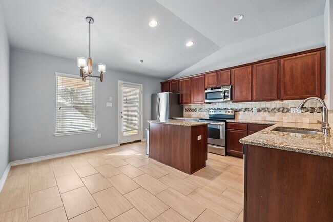 Foto del edificio - 3 Bedroom, 2 bath, 2 car garage ready to l...