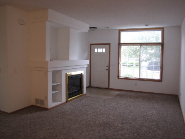 Foto del edificio - Townhome with Loft, Fireplace & Large Walk-In Closet. Trash and water included– Available May 1