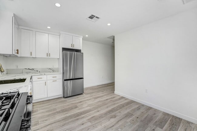 Building Photo - 4 Bedroom West Lancaster