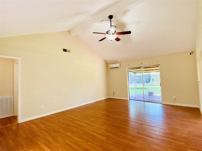 Foto del edificio - 13447 Greenway Dr