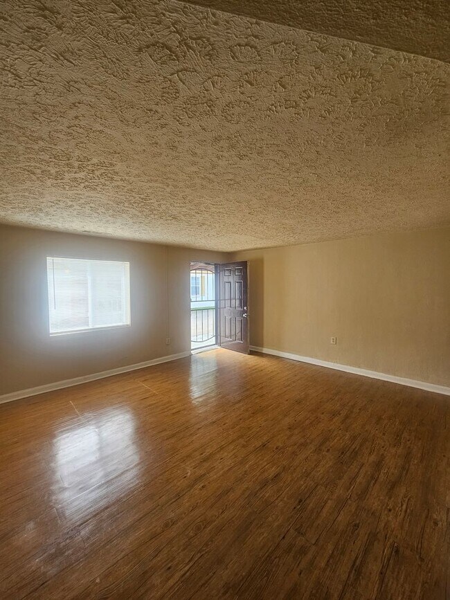 Building Photo - 1517 1st St NE