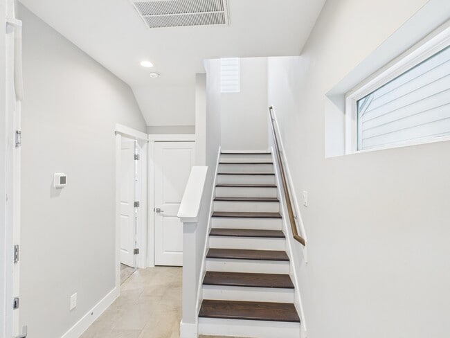 Building Photo - 754 W Donovan St