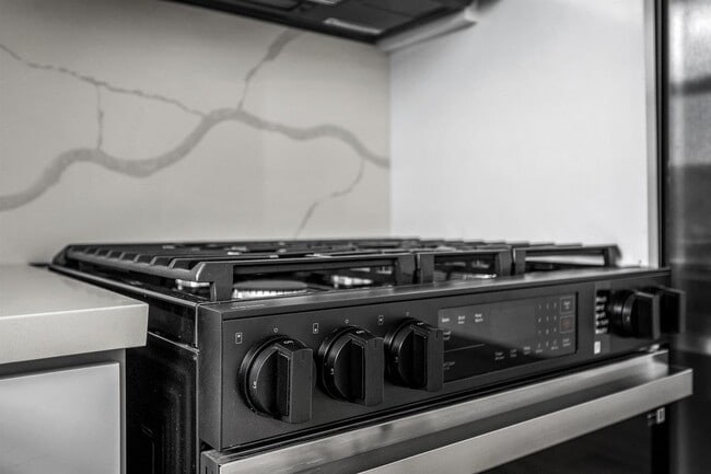 Building Photo - 4558 1/2 Saturn St