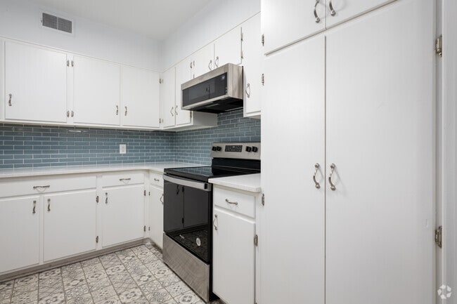 A-3 Kitchen - Hawthorne Apartments